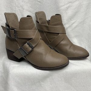 Breckelles Leatherette Designer Ankle Boot 6.5